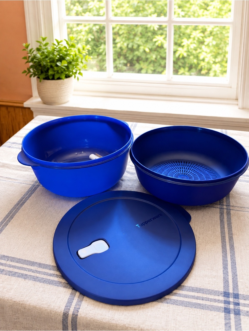 NEW Tupperware Cristalware Bowl & Colander Bowl 4 Qt With a  lid, colander 3 Qt